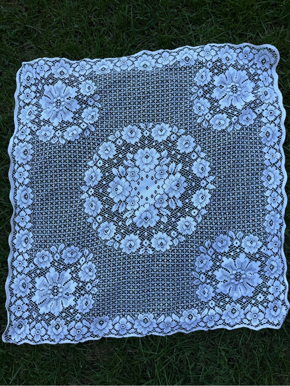 28" x 28" Vintage White Tablecloth Lace Table Topper Nottingham Cottagecore Femm
